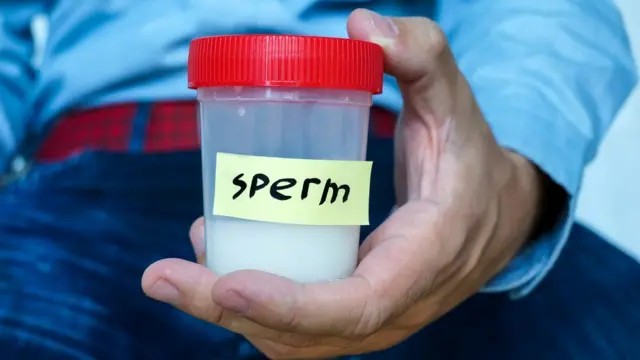 hombre con recipiente donaciond de semen