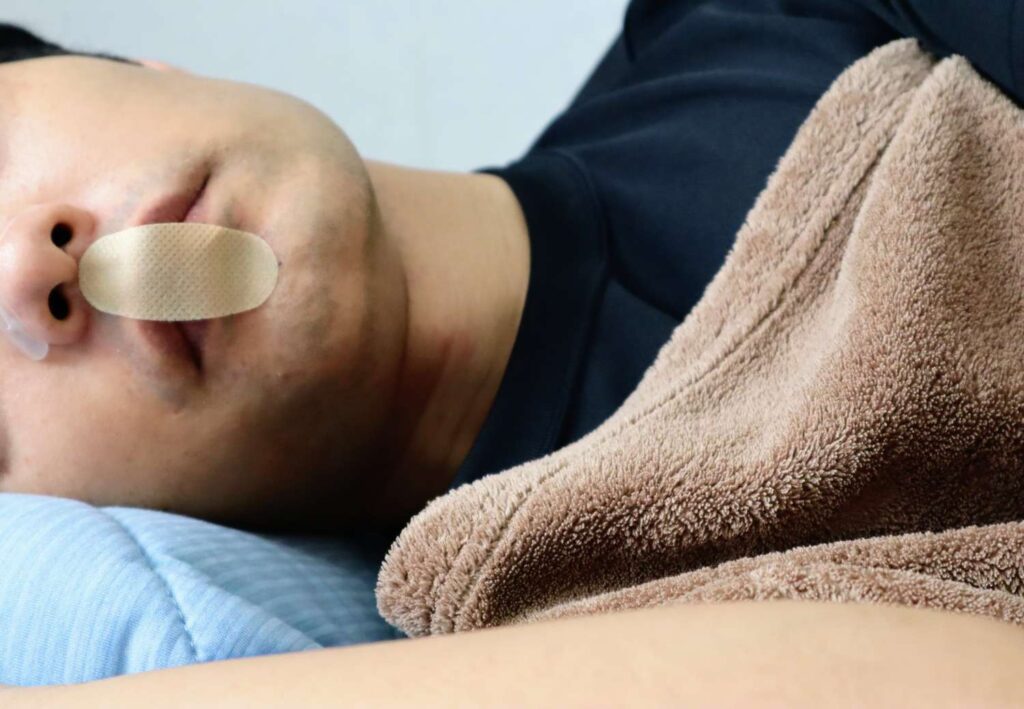 Hombre durmiendo con la boca tapada 