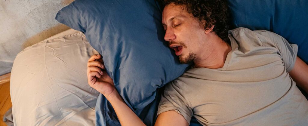 Hombre durmiendo con la boca abierta
